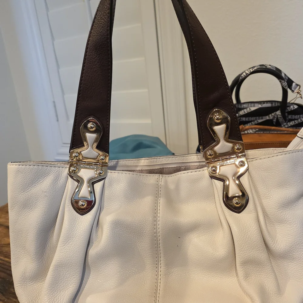 Michael Kors Cream and Brown Shoulder Bag with Gold Details - Picture 2 of 16